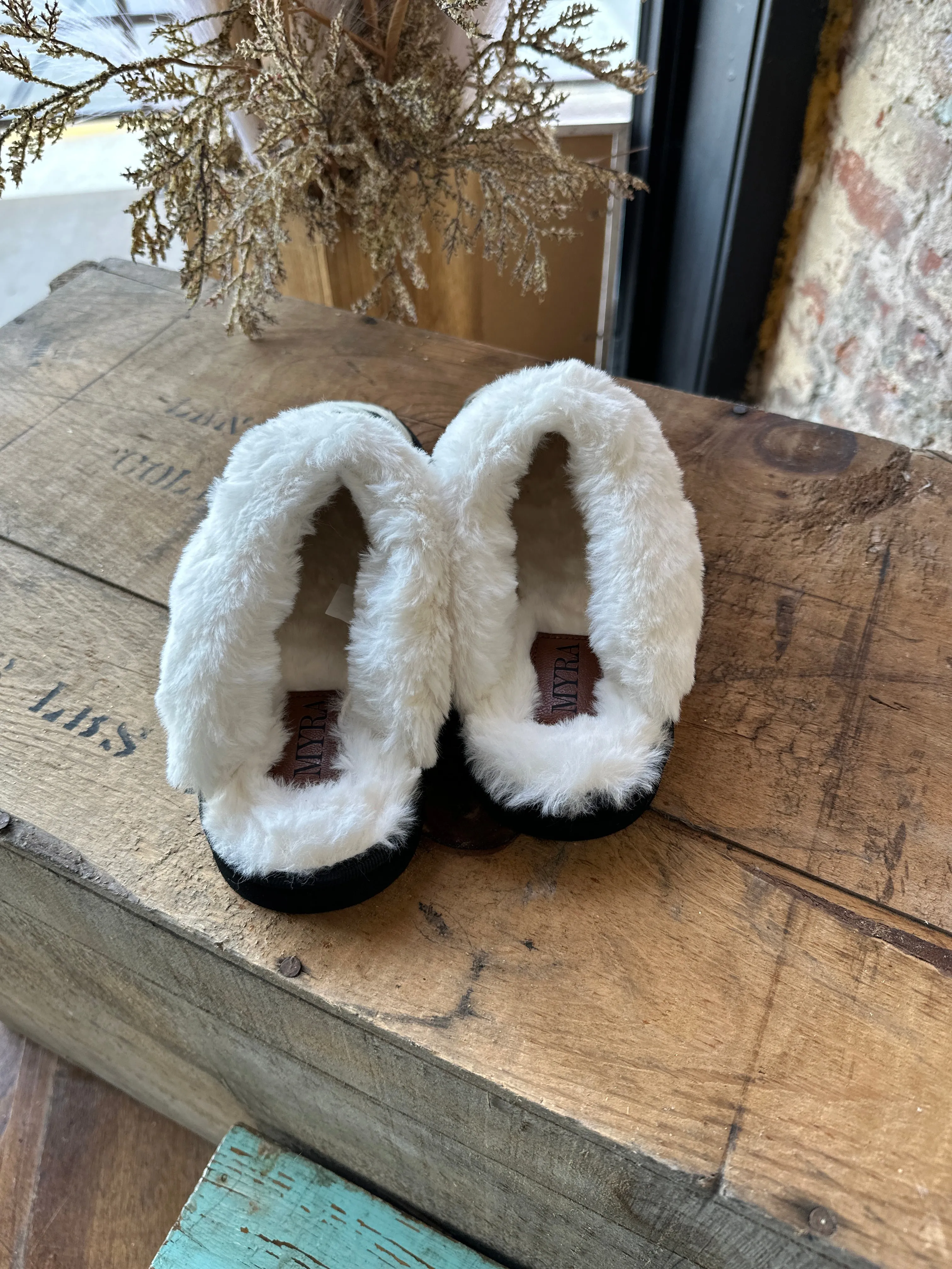 Ryggen Genuine Cowhide Slippers